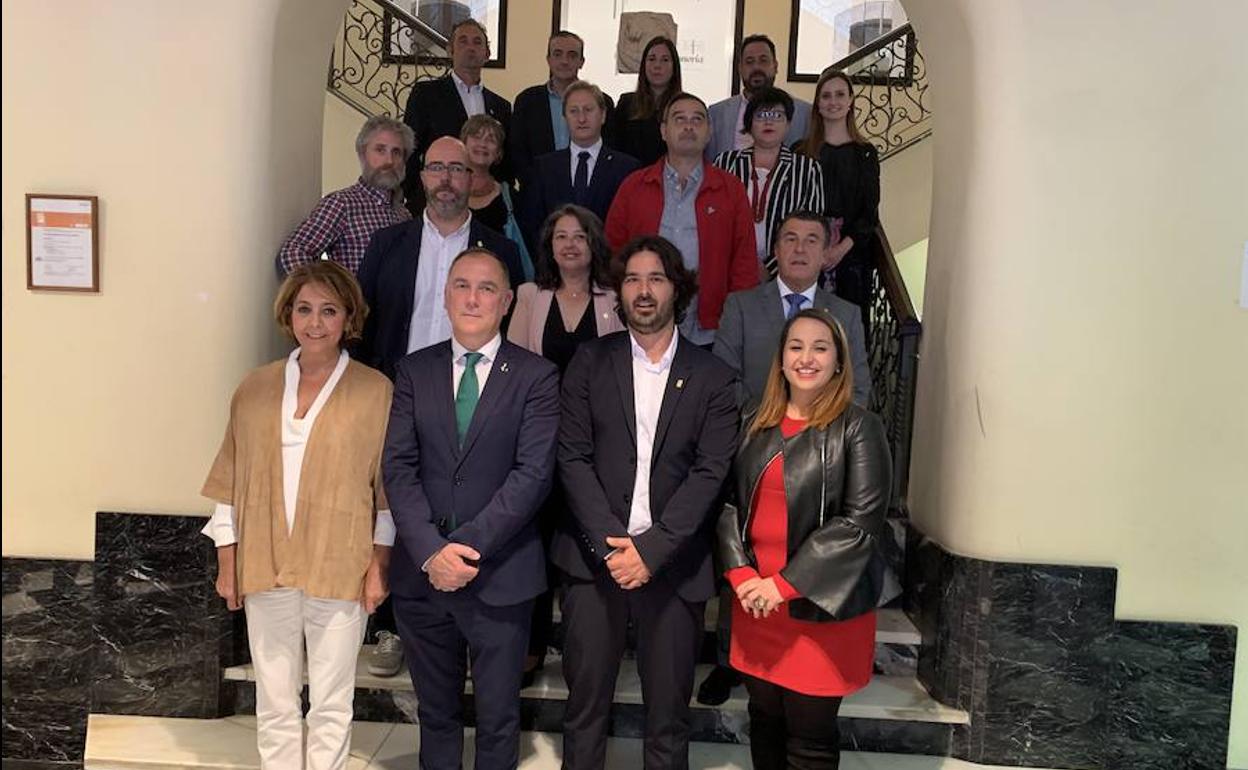 Riestra (centro), con los miembros de la nueva corporación de Llanes. 