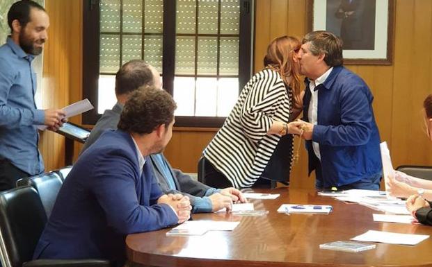 Salomé Samartino recibe felicitaciones tras su investidura como alcaldesa de Caravia.