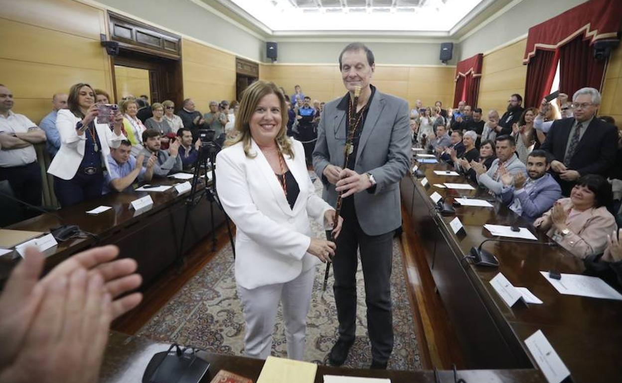 Carmen Arbesú recibe el bastón de mando de manos de Jesús Sánchez.