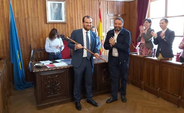 Iván Allende, nuevo alcalde de Piloña, con el bastón de mando.