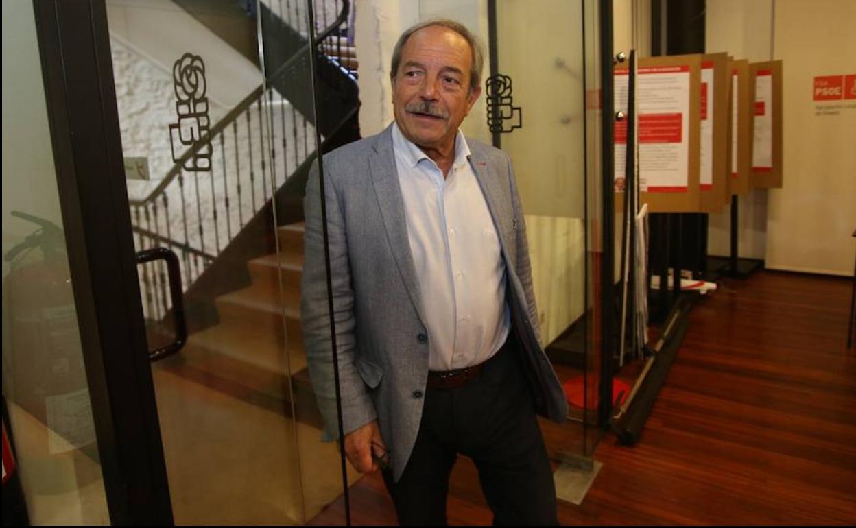 Wenceslao López, en la sede del PSOE ovetense.