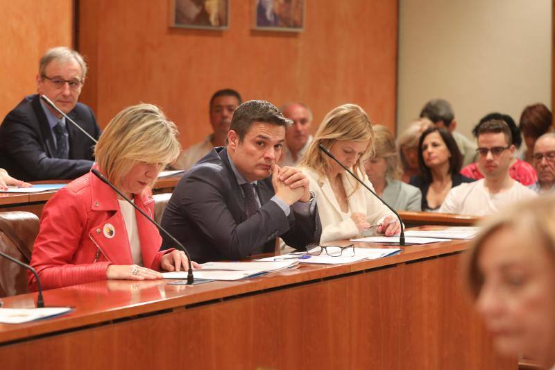 La alcaldesa revalida su cargo en un pleno en el que todos los grupos mostraron su disposición a trabajar por la ciudad.