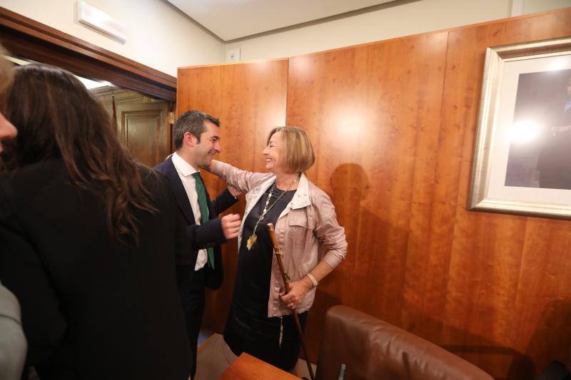 La alcaldesa revalida su cargo en un pleno en el que todos los grupos mostraron su disposición a trabajar por la ciudad.