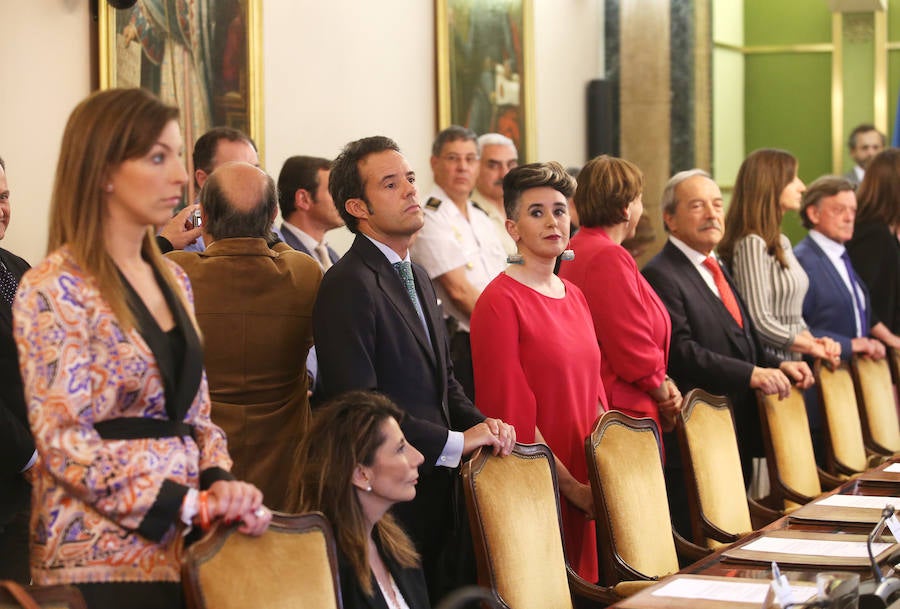 El candidato del PP se hace con el bastón de mando del consistorio ovetense gracias al apoyo de Ciudadanos.