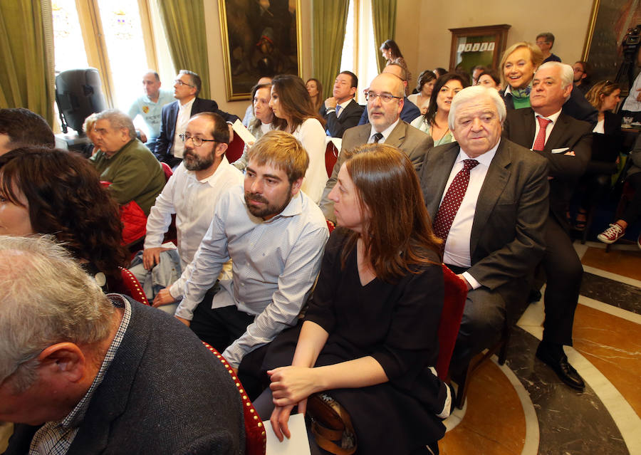 El candidato del PP se hace con el bastón de mando del consistorio ovetense gracias al apoyo de Ciudadanos.