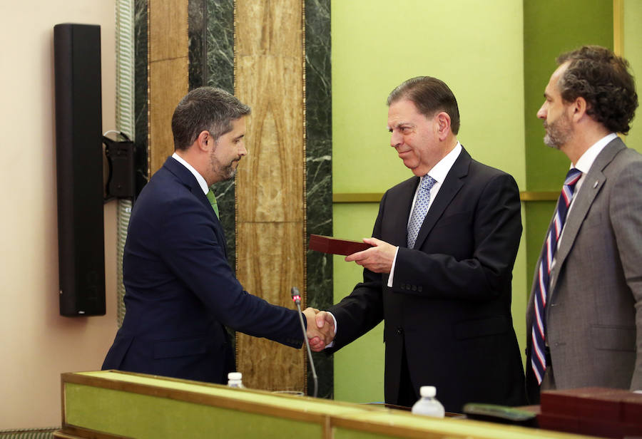 El candidato del PP se hace con el bastón de mando del consistorio ovetense gracias al apoyo de Ciudadanos.