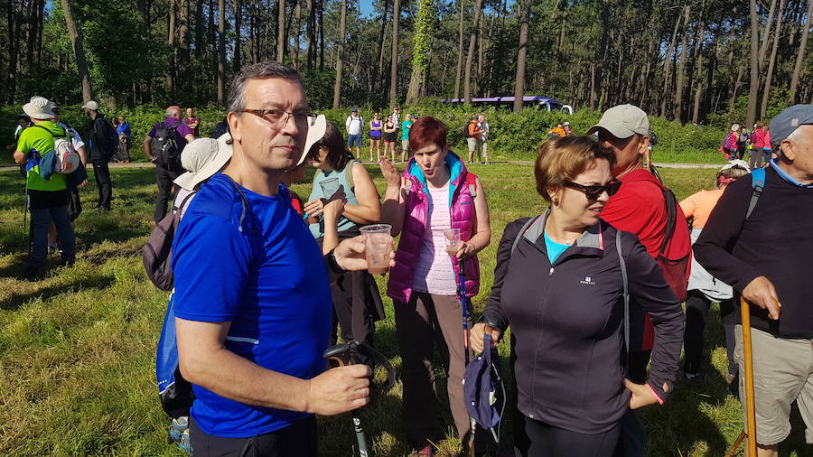 1.900 senderistas acudieron a la trigésimo segunda travesía internacional de la costa naviega. 