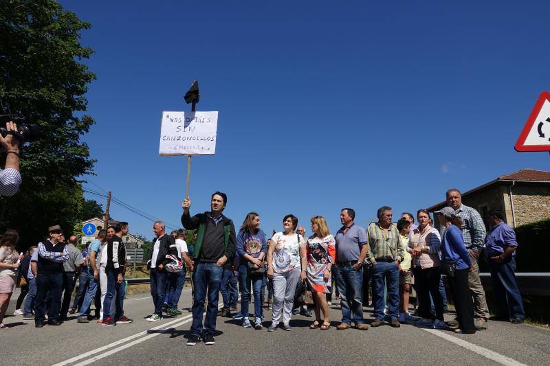 Vecinos de Ponga y Amieva y empresarios de la zona se concentran para exigir mayor agilidad en los trabajos ante la llegada del verano.