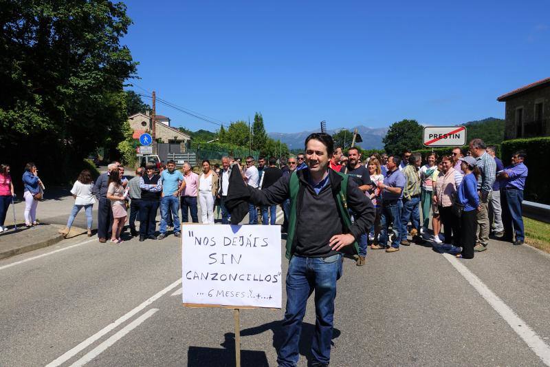 Vecinos de Ponga y Amieva y empresarios de la zona se concentran para exigir mayor agilidad en los trabajos ante la llegada del verano.
