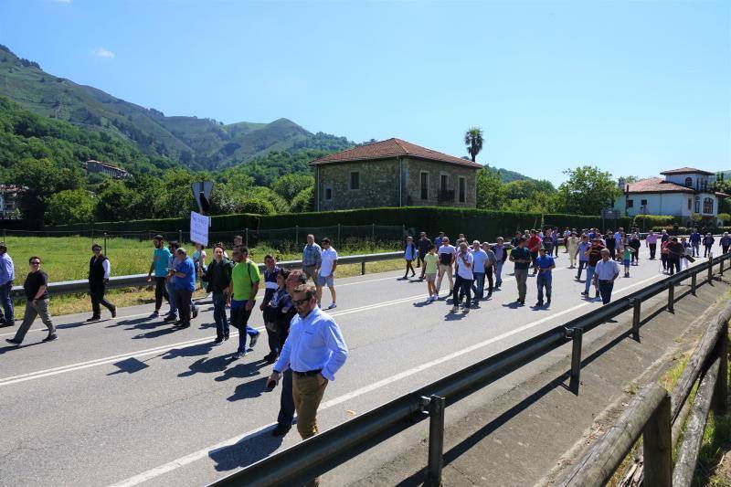 Vecinos de Ponga y Amieva y empresarios de la zona se concentran para exigir mayor agilidad en los trabajos ante la llegada del verano.