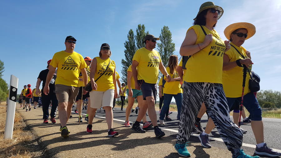 Los trabajadores de Alcoa siguen su protesta hacia Madrid. Hoy recorrerán el trayecto entre Cimanes de la Vega y Benavente