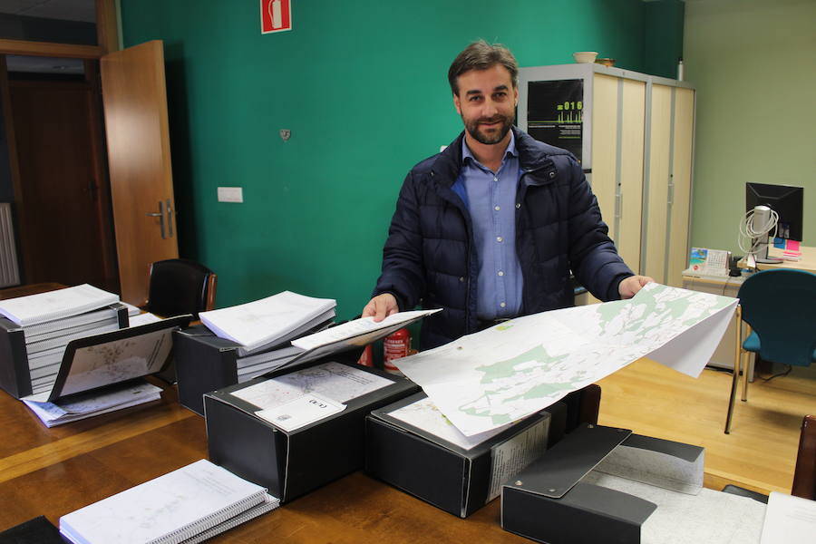 CABRANES. Gerardo Fabián. 39 años. PSOE. Es ingeniero técnico industrial. Comenzó su trayectoria política siendo muy joven, logrando convertirse en concejal con tan solo 23 años. En 2014, tras la renuncia obligada de Alejandro Vega y el fallecimiento de Benjamín Prida, accede a la Alcaldía.s