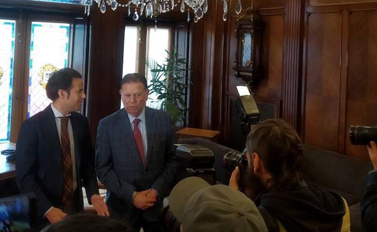 Nacho Cuesta y Alfredo Canteli ante los medios de comunicación este lunes.