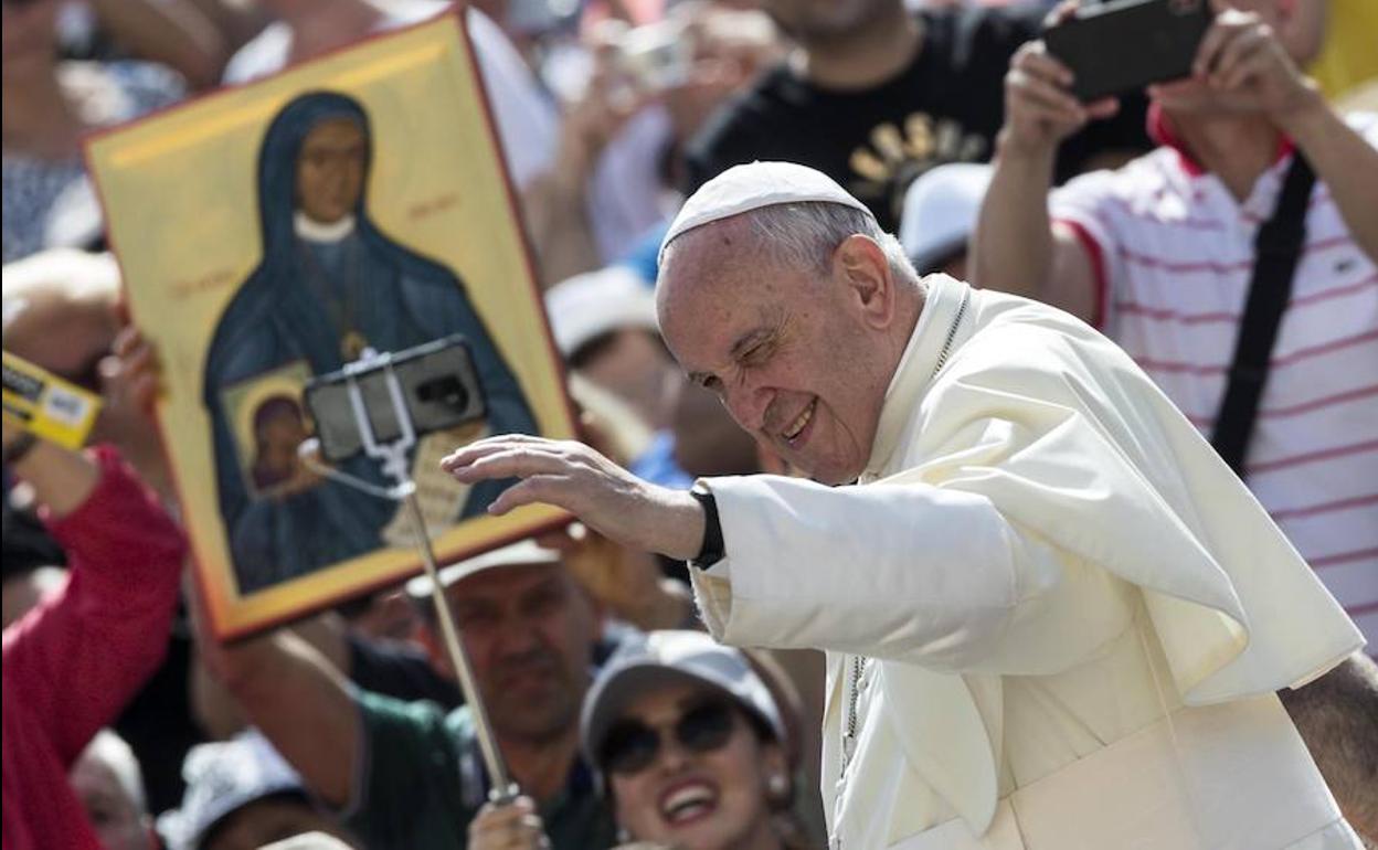 El papa Francisco saluda a una multitud de devotos.