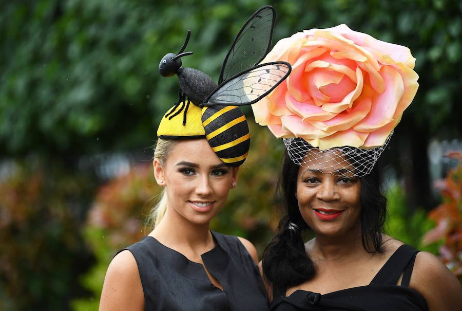 Un año más, el condado de Berkshire acoge las tradicionales carreras de caballos de purasangre Royal Ascot. A la cita (del 18 al 22 de junio) acude la Familia Real Británica y un sinfín de invitados ataviados con los sombreros, pamelas y tocados más estravagantes.