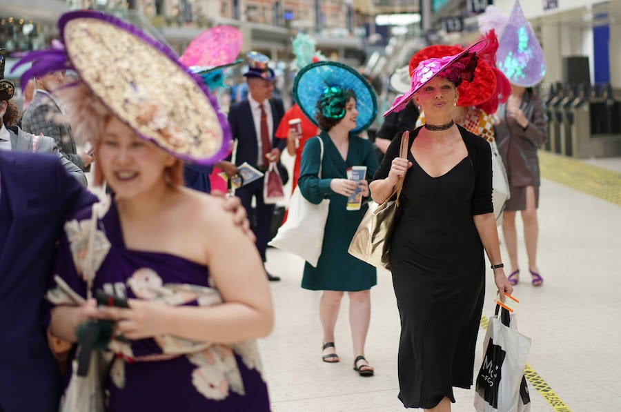 Un año más, el condado de Berkshire acoge las tradicionales carreras de caballos de purasangre Royal Ascot. A la cita (del 18 al 22 de junio) acude la Familia Real Británica y un sinfín de invitados ataviados con los sombreros, pamelas y tocados más estravagantes.