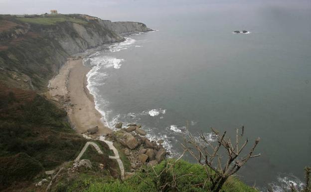 Playa de Serín vista desde la senda.