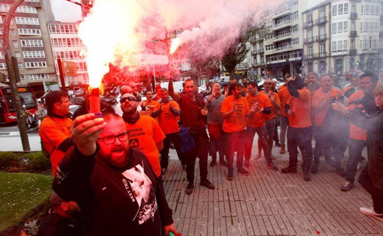 Trabajadores de la factoría de Alcoa en A Coruña permanecen encerrados en la delegación del Gobierno.