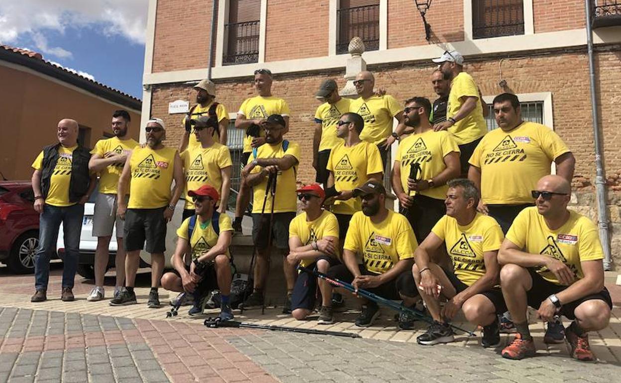 Trabajadores de Alcoa, tras acabar la sexta etapa de la 'Marcha del Aluminio.'