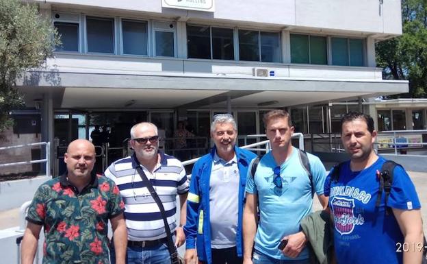 Miembros del comité de empresa de Alcoa tras su visita a las instalaciones de Quantum en Italia.