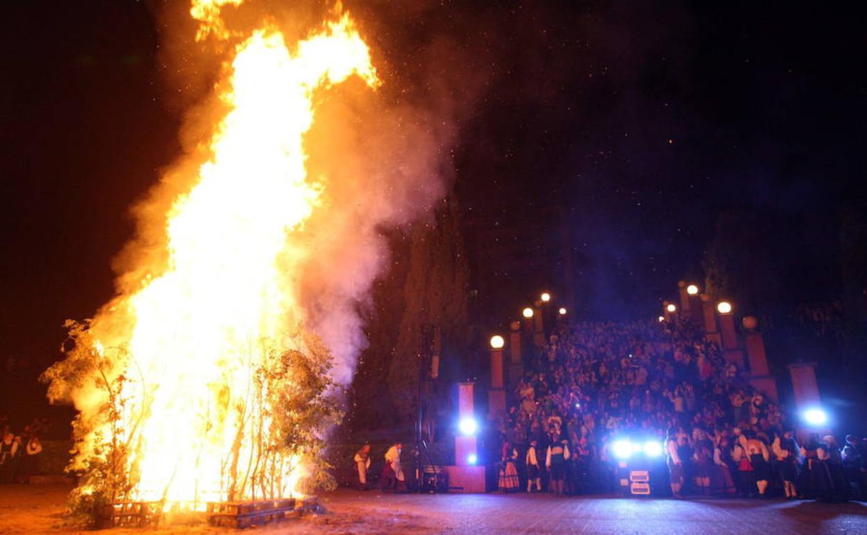 La hoguera de Oviedo en el parque de Invierno en 2014.