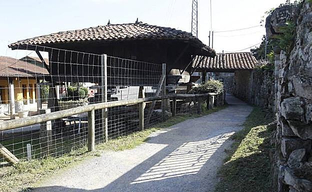 La senda, a su paso por el campo de golf del Tragamón.