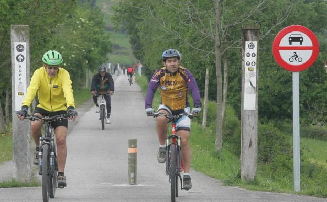 Ciclistas en la Vía Verde de La Camocha.