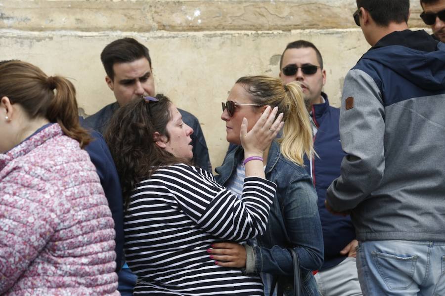 Decenas de personas se han concentrado en Cudillero en memoria del profesor David Carragal, nacido en el concejo, que falleció a causa de la brutal paliza que le propinaron tres jóvenes en las fiestas de La Florida de Oviedo.