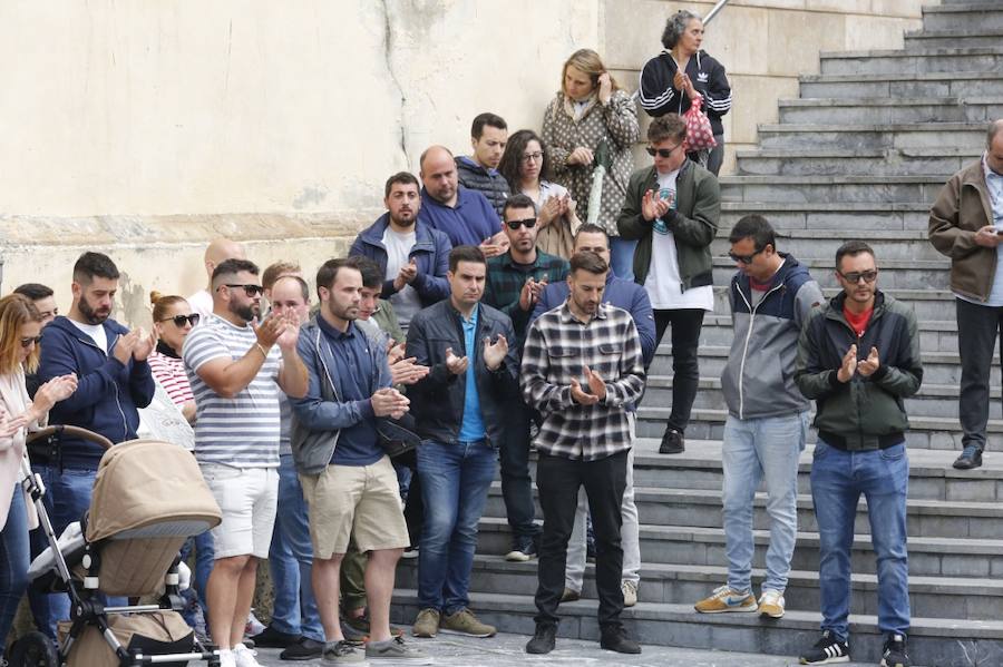 Decenas de personas se han concentrado en Cudillero en memoria del profesor David Carragal, nacido en el concejo, que falleció a causa de la brutal paliza que le propinaron tres jóvenes en las fiestas de La Florida de Oviedo.