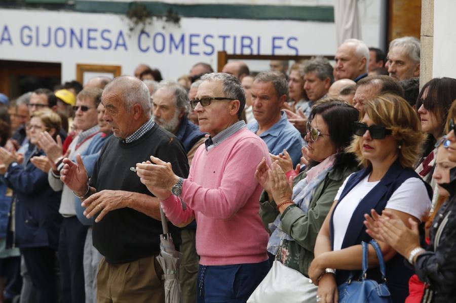 Decenas de personas se han concentrado en Cudillero en memoria del profesor David Carragal, nacido en el concejo, que falleció a causa de la brutal paliza que le propinaron tres jóvenes en las fiestas de La Florida de Oviedo.