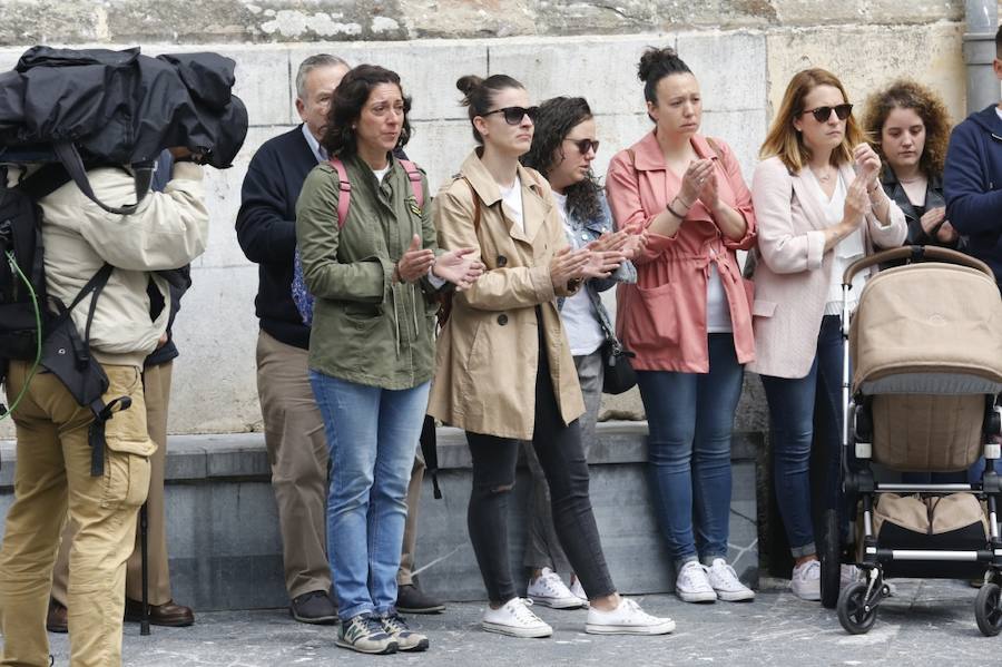 Decenas de personas se han concentrado en Cudillero en memoria del profesor David Carragal, nacido en el concejo, que falleció a causa de la brutal paliza que le propinaron tres jóvenes en las fiestas de La Florida de Oviedo.