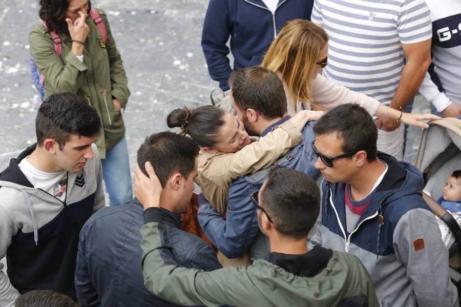 Decenas de personas se han concentrado en Cudillero en memoria del profesor David Carragal, nacido en el concejo, que falleció a causa de la brutal paliza que le propinaron tres jóvenes en las fiestas de La Florida de Oviedo.