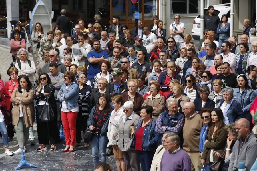 Decenas de personas se han concentrado en Cudillero en memoria del profesor David Carragal, nacido en el concejo, que falleció a causa de la brutal paliza que le propinaron tres jóvenes en las fiestas de La Florida de Oviedo.