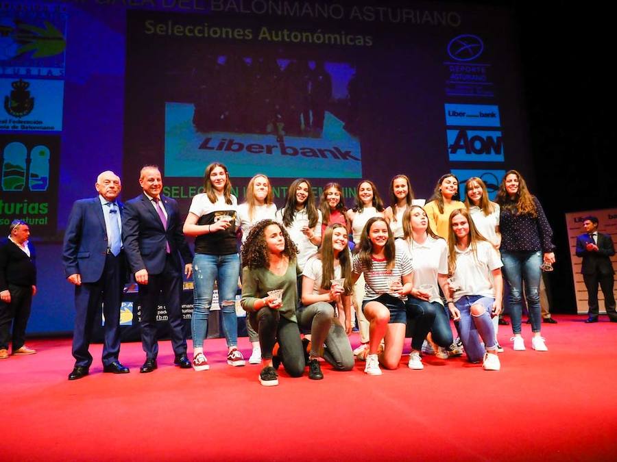 Fue una jornada para el reconocimiento a los jugadores y aquellas personas que durante toda la temporada trabajan por y para el balonmano asturiano