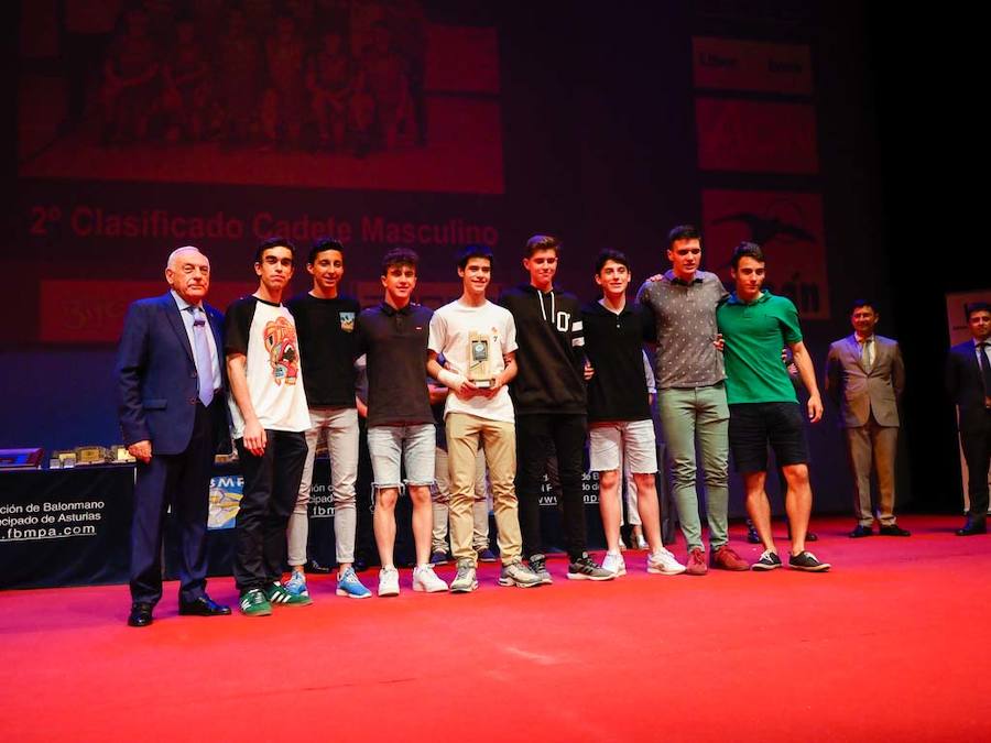 Fue una jornada para el reconocimiento a los jugadores y aquellas personas que durante toda la temporada trabajan por y para el balonmano asturiano