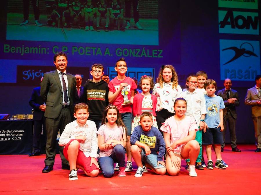 Fue una jornada para el reconocimiento a los jugadores y aquellas personas que durante toda la temporada trabajan por y para el balonmano asturiano