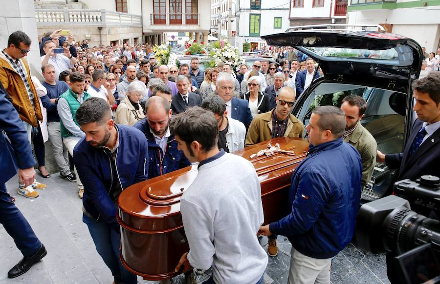 Familiares y amigos se unen para despedir al joven profesor en la localidad pixueta.