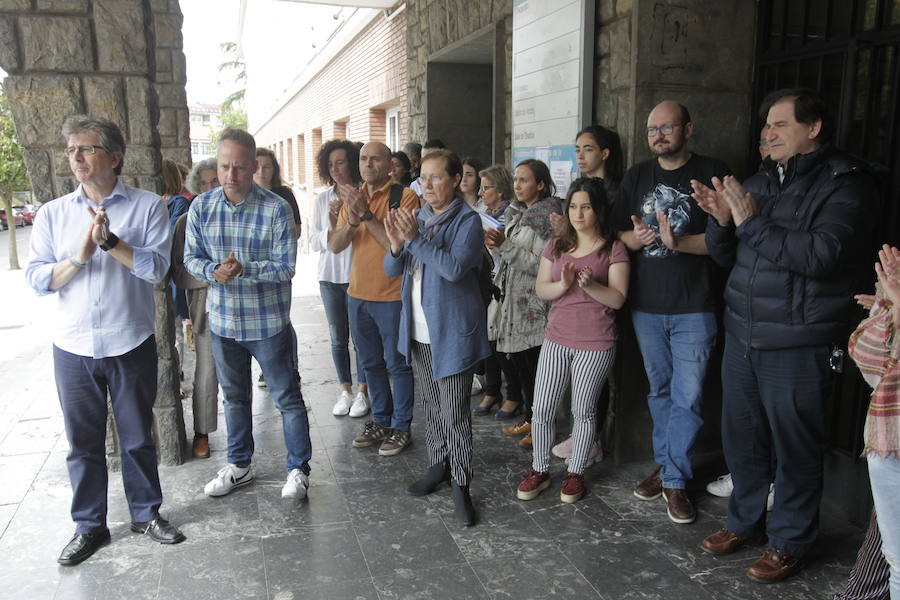 Docentes de la Facultad de Formación del Profesorado han secundado este miércoles un minuto de recuerdo en memoria de David Carragal