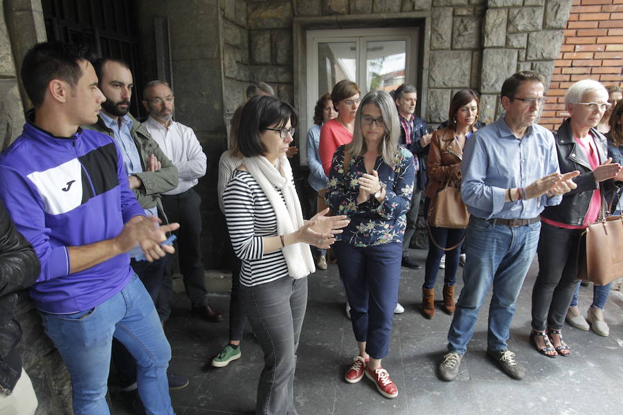 Docentes de la Facultad de Formación del Profesorado han secundado este miércoles un minuto de recuerdo en memoria de David Carragal