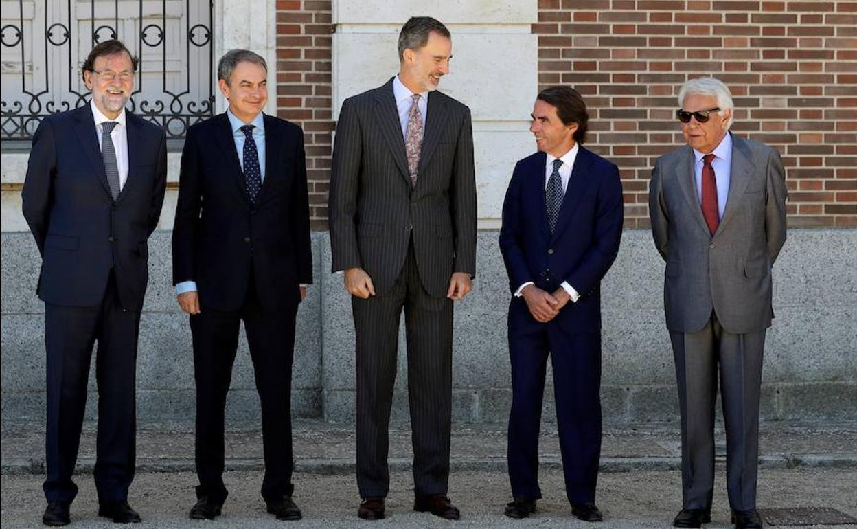 Mariano Rajoy, José Luis Rodríguez, Zapatero, Felipe VI, José María Aznar y Felipe González, antes de la reunión del patronato del Instituto Elcano. 