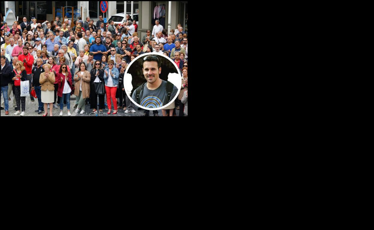 Concentración en Cudillero por la muerte de David Carragal, de 33 años. Su imagen, sobre la foto. 
