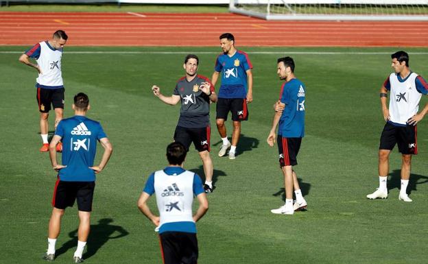 Robert Moreno, trabajando en Las Rozas antes de los duelos con Islas Feroe y Suecia. 