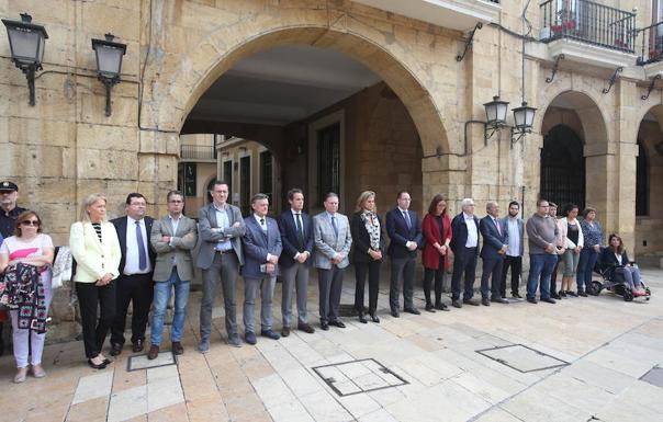 Minuto de silencio en la plaza del Ayuntamiento de Oviedo