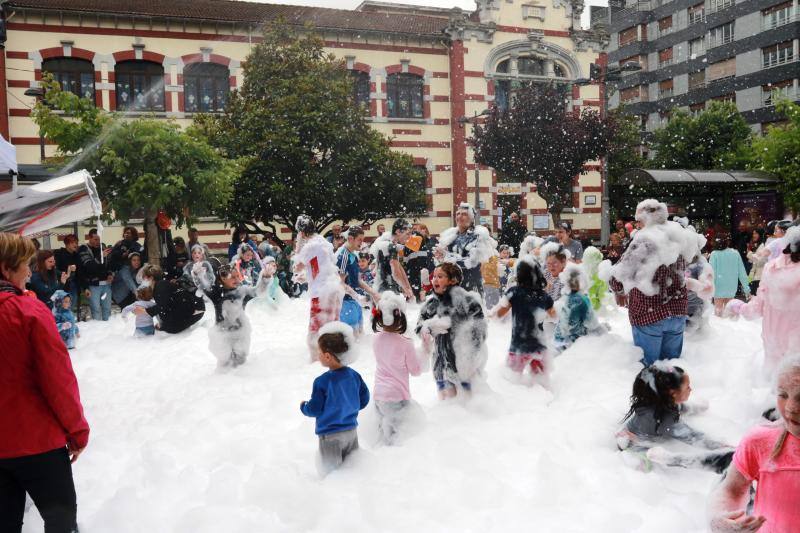 Los hinchables de agua y los cañones de espuma hicieron las delicias de los más pequeños y de los no tan pequeños que se acercaron a la calle Manuel Llaneza de Mieres para disfrutar de los festejos de San Juan.