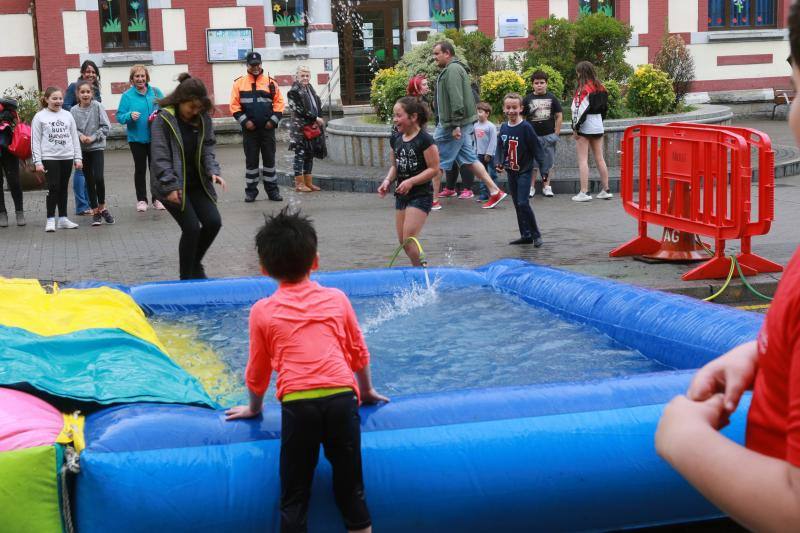 Los hinchables de agua y los cañones de espuma hicieron las delicias de los más pequeños y de los no tan pequeños que se acercaron a la calle Manuel Llaneza de Mieres para disfrutar de los festejos de San Juan.