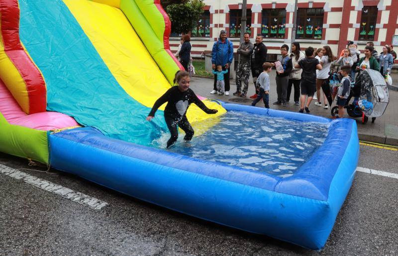 Los hinchables de agua y los cañones de espuma hicieron las delicias de los más pequeños y de los no tan pequeños que se acercaron a la calle Manuel Llaneza de Mieres para disfrutar de los festejos de San Juan.