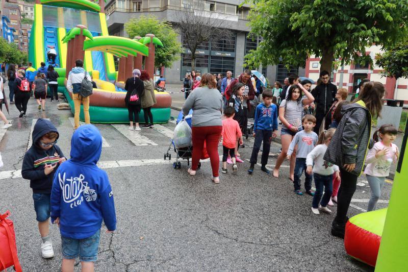 Los hinchables de agua y los cañones de espuma hicieron las delicias de los más pequeños y de los no tan pequeños que se acercaron a la calle Manuel Llaneza de Mieres para disfrutar de los festejos de San Juan.