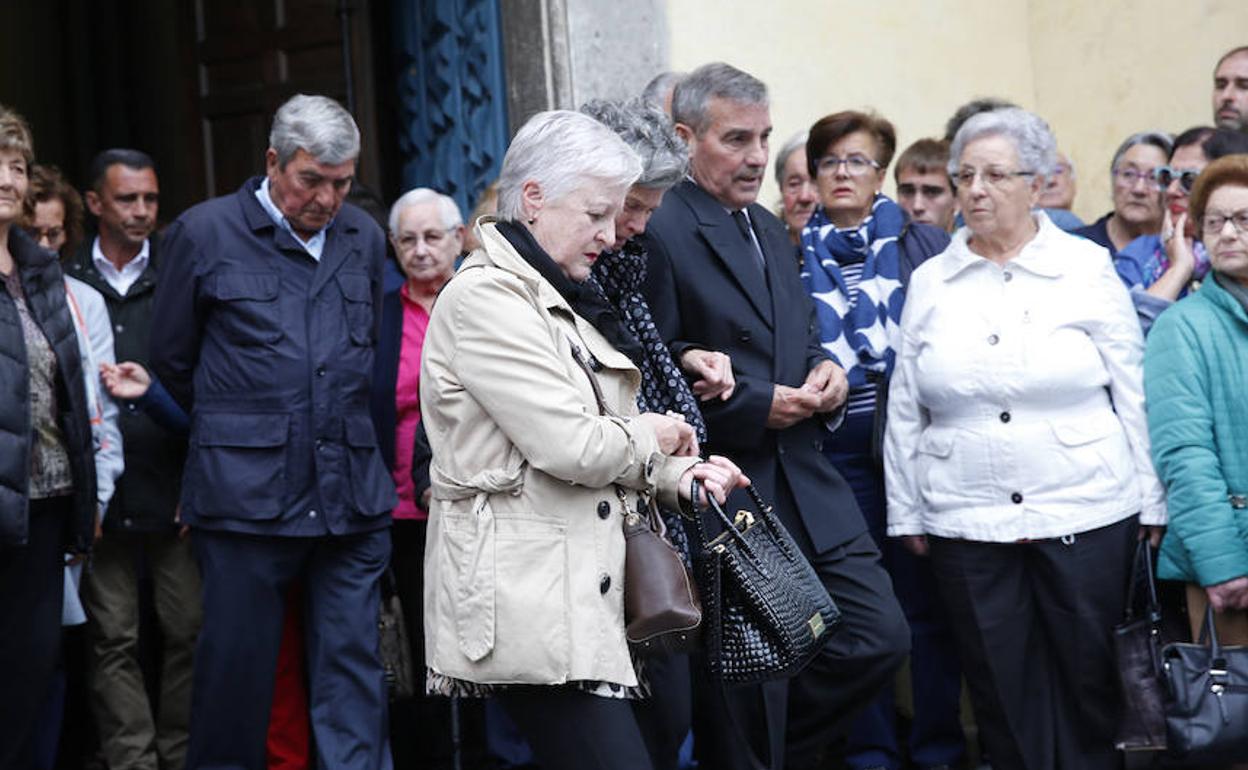 Los padres de David Carragal, ayer, a la salida del funeral de su hijo.