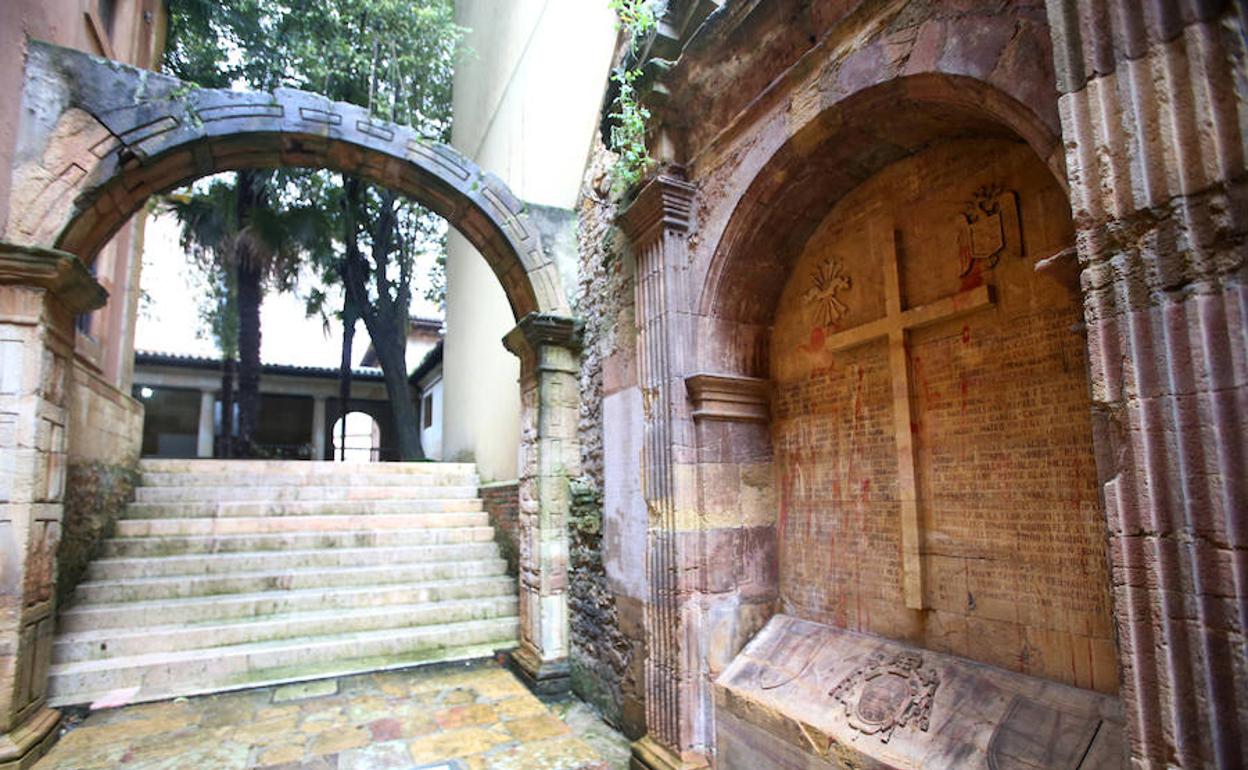 Monumento a los estudiantes caídos del bando franquista instalado en la Universidad de Oviedo.