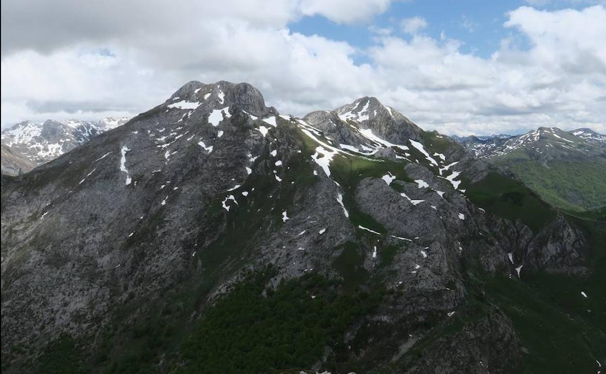 A la izquierda el Cantu Cabronero. A la derecha La Beza. En el medio y poco definidas las Peñas de Cebolleda. Foto desde el Pico Valdepino.